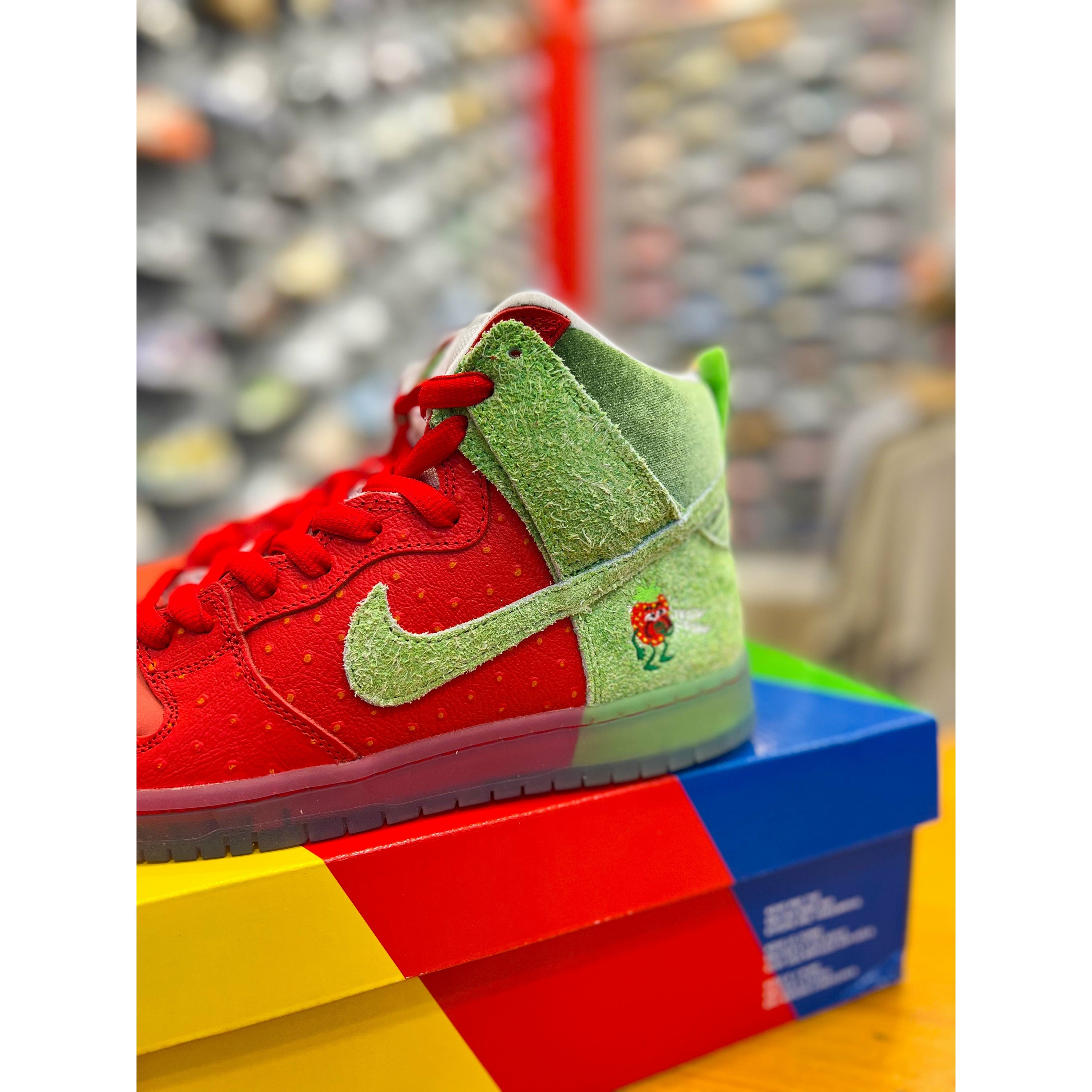 Nike SB Dunk High Strawberry Cough (Regular Box)
