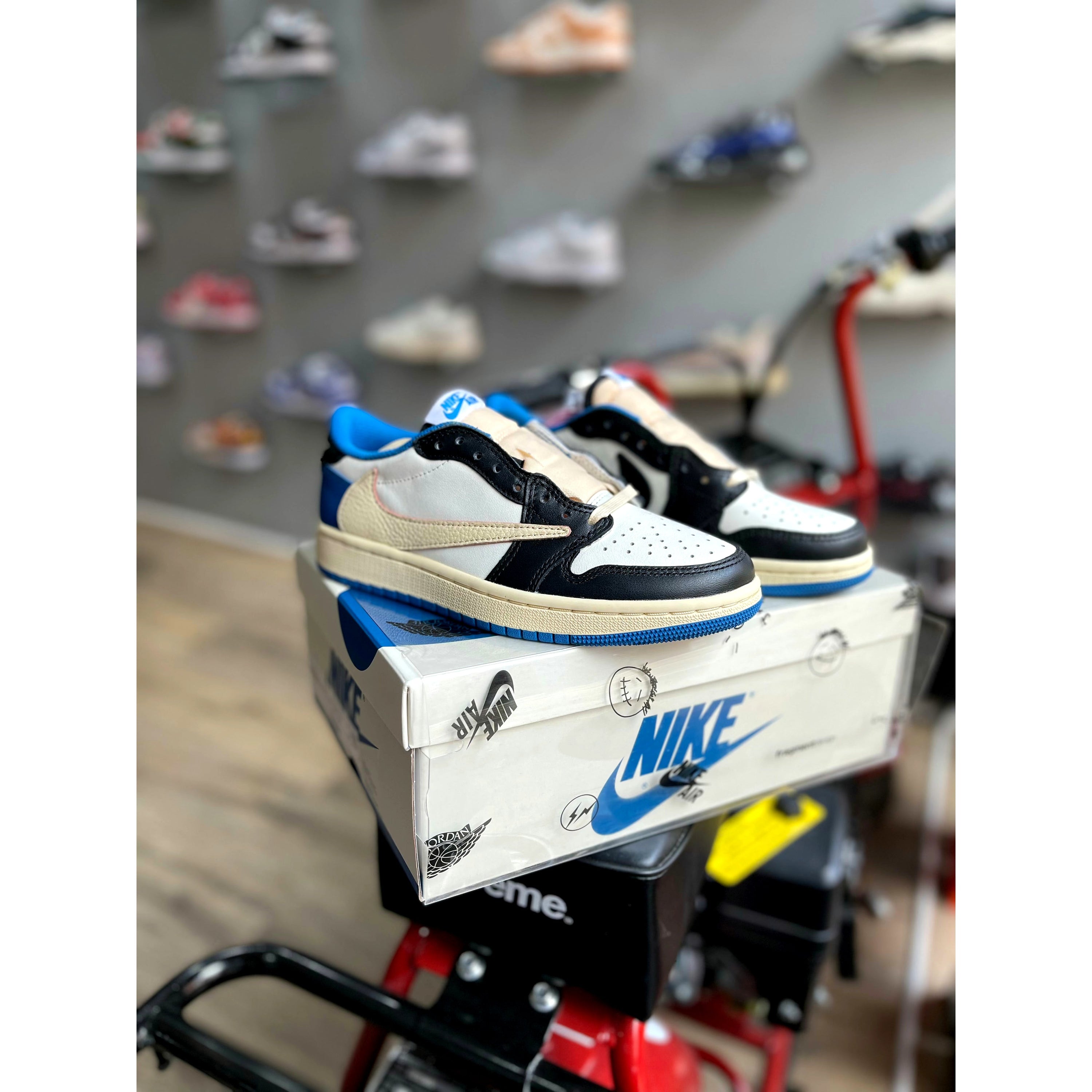 Jordan 1 Low fragment design x Travis Scott